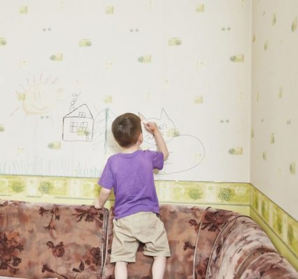 Kreatywne ozdabianie ścian w pokoju dziecka – tablice i malowanki jako dekoracja
