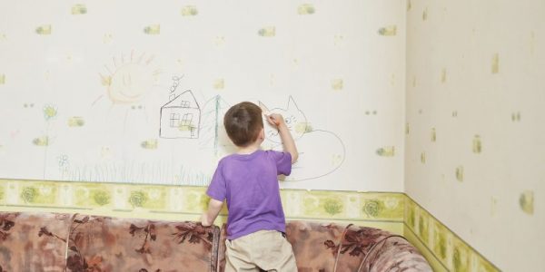Kreatywne ozdabianie ścian w pokoju dziecka – tablice i malowanki jako dekoracja